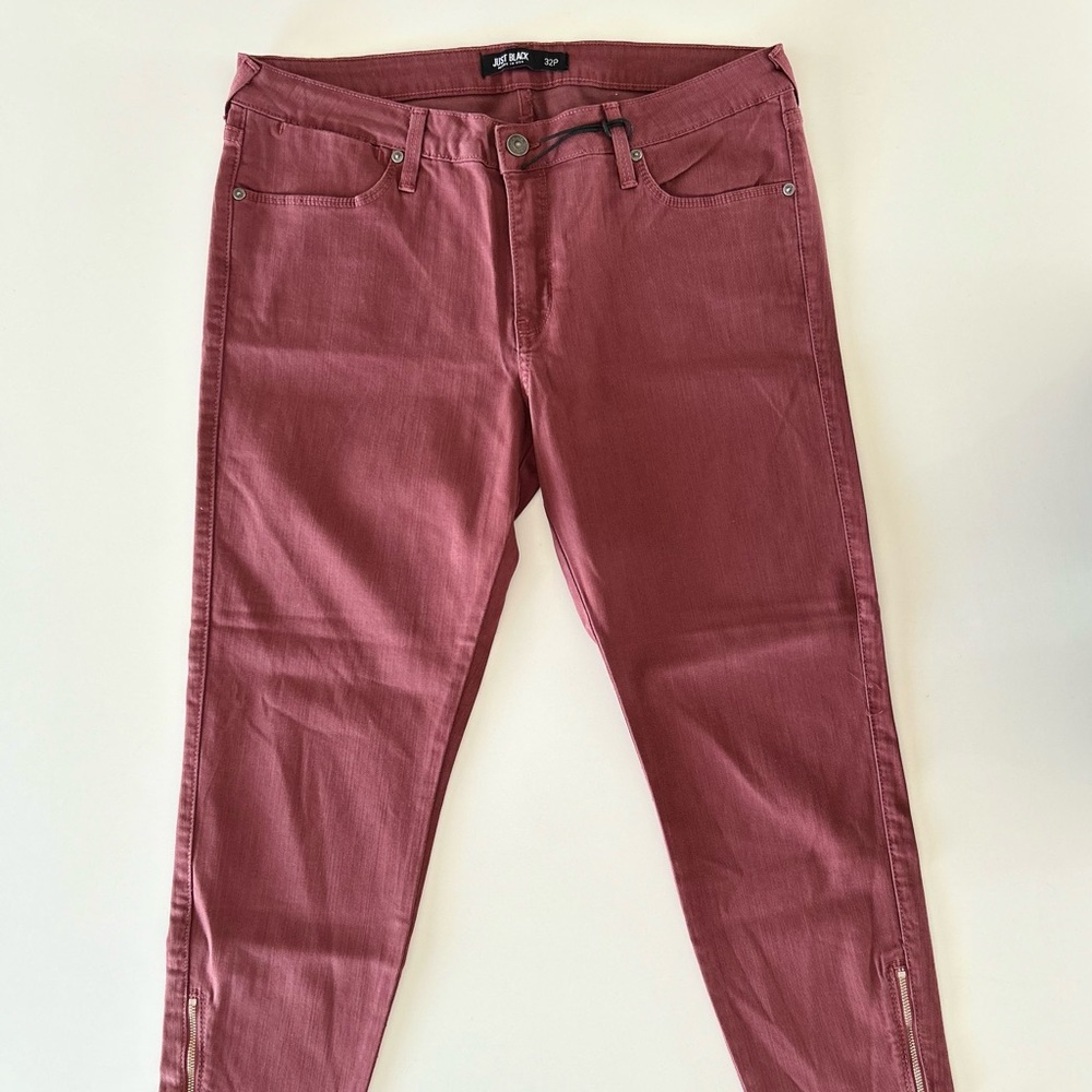 NWT - Just Black Women’s Burgundy Ankle Zipper Skinny Jeans Size 32P